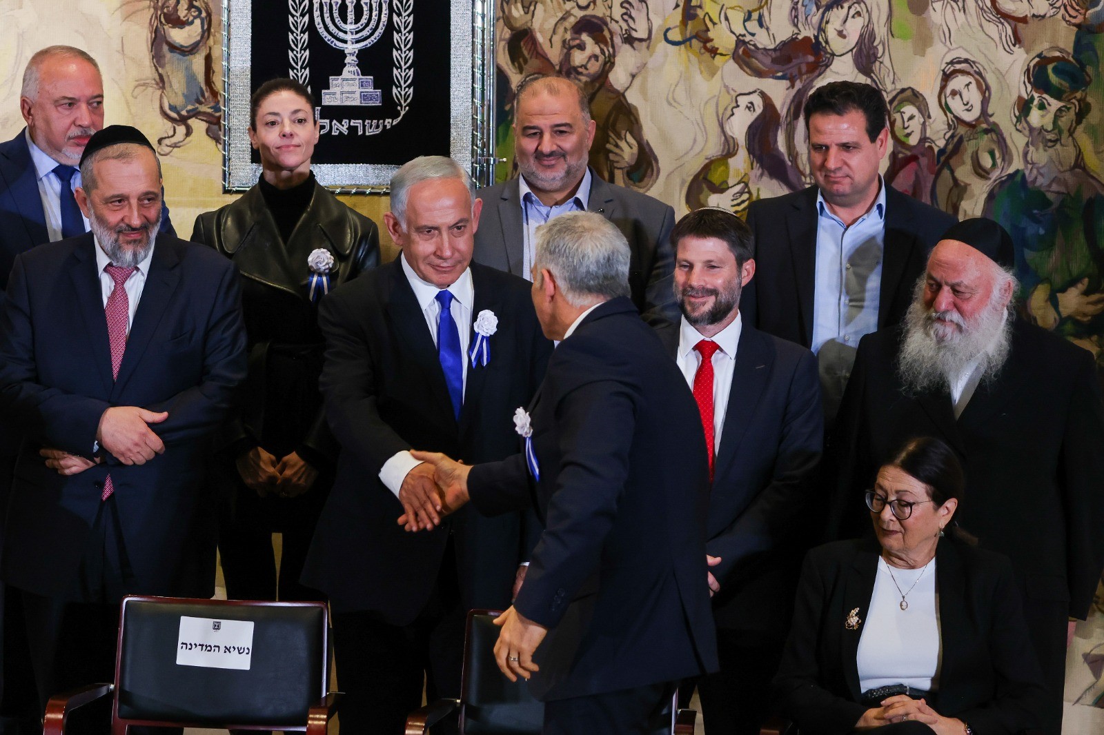 ברקע המתיחות בין נתניהו לסמוטריץ': בליכוד מכחישים מגעים עם לפיד וגנץ