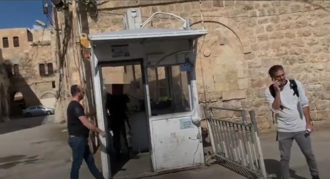 בושה: פעיל שמאל קיצוני התנכל לחייל צה״ל שהגיב בקללות - הלוחם הושעה