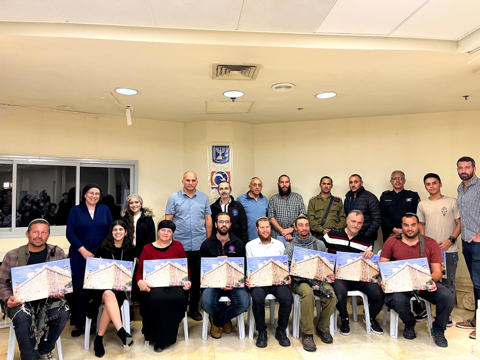 תמר אהרון העניקה תעודת הוקרה למתנדב שנלחם על חייה