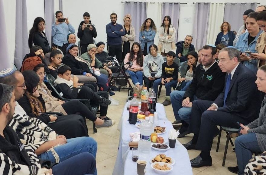 אחרי שהצהיר שלא יבקר בשומרון: שגריר ארה"ב ניחם את משפחת אביחי