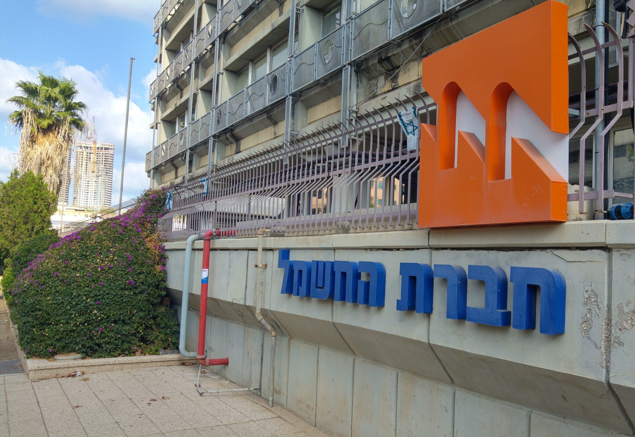 מחירי החשמל יעלו ביום חמישי ב-2.6%; גם הדלק צפוי להתייקר