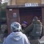 חברון: לוחם גבעתי תועד מכה פעיל שמאל קיצוני לאחר שהותקף ע"י קיצוניים