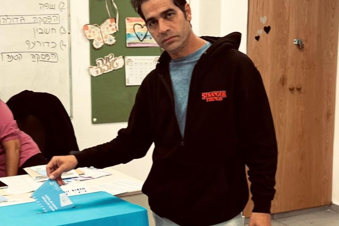 אביב גפן בקלפי. צילום מסך מתוך הסטורי שלו