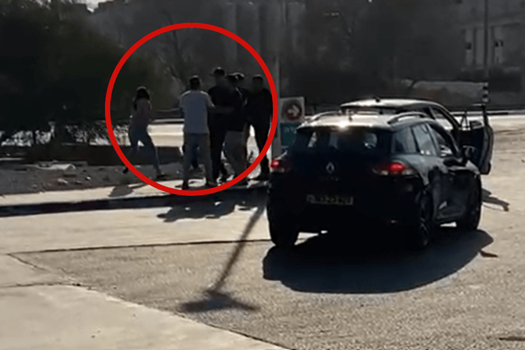 צפו: בדואית ניסתה להימלט מרכב, קבוצת גברים התנפלו עליה