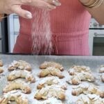 לא תפסיקו לזלול: מתכון לסהרוני שקדים הכי ממכרים שיש