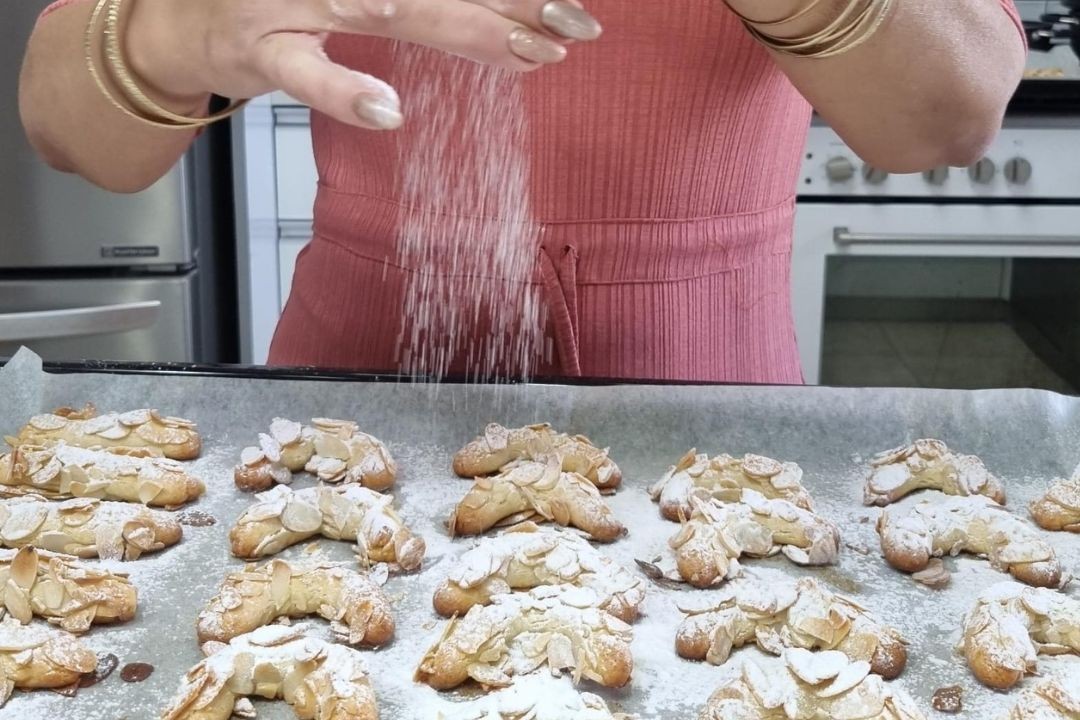 לא תפסיקו לזלול: מתכון לסהרוני שקדים הכי ממכרים שיש