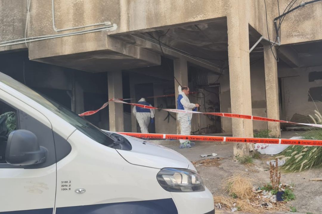 אישה נפלה אל מותה מחלון בבניין בחיפה; המשטרה עצרה 2 חשודים