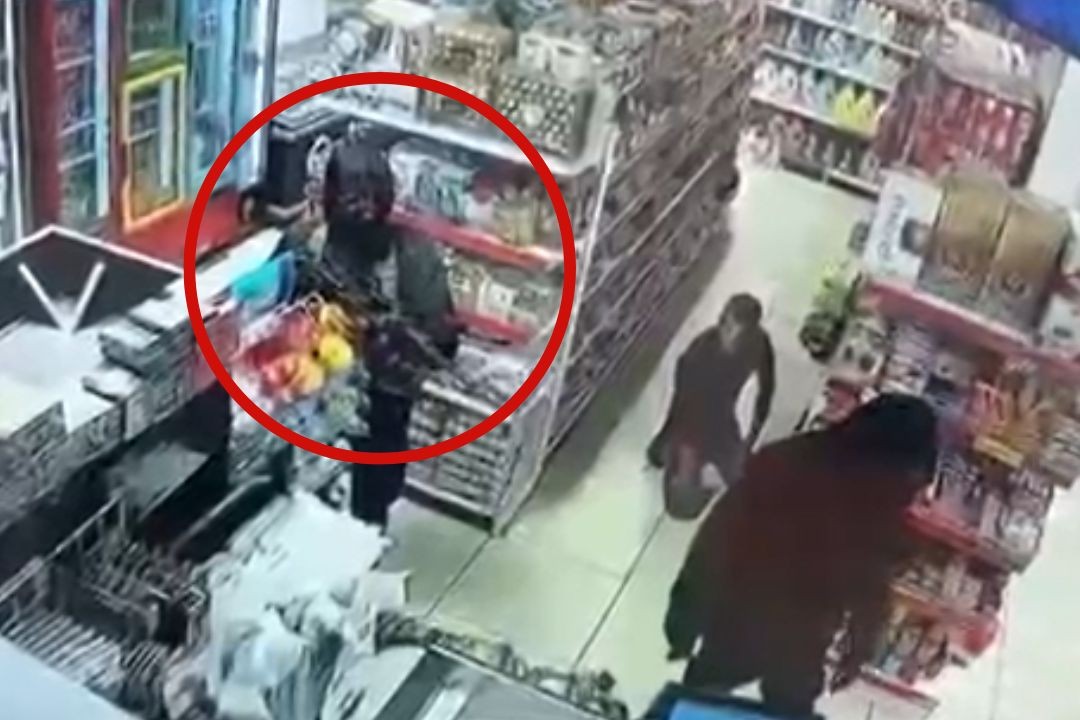 שני רעולי פנים נכנסו למרכולית בכפר קרע ופתחו בירי | תיעוד