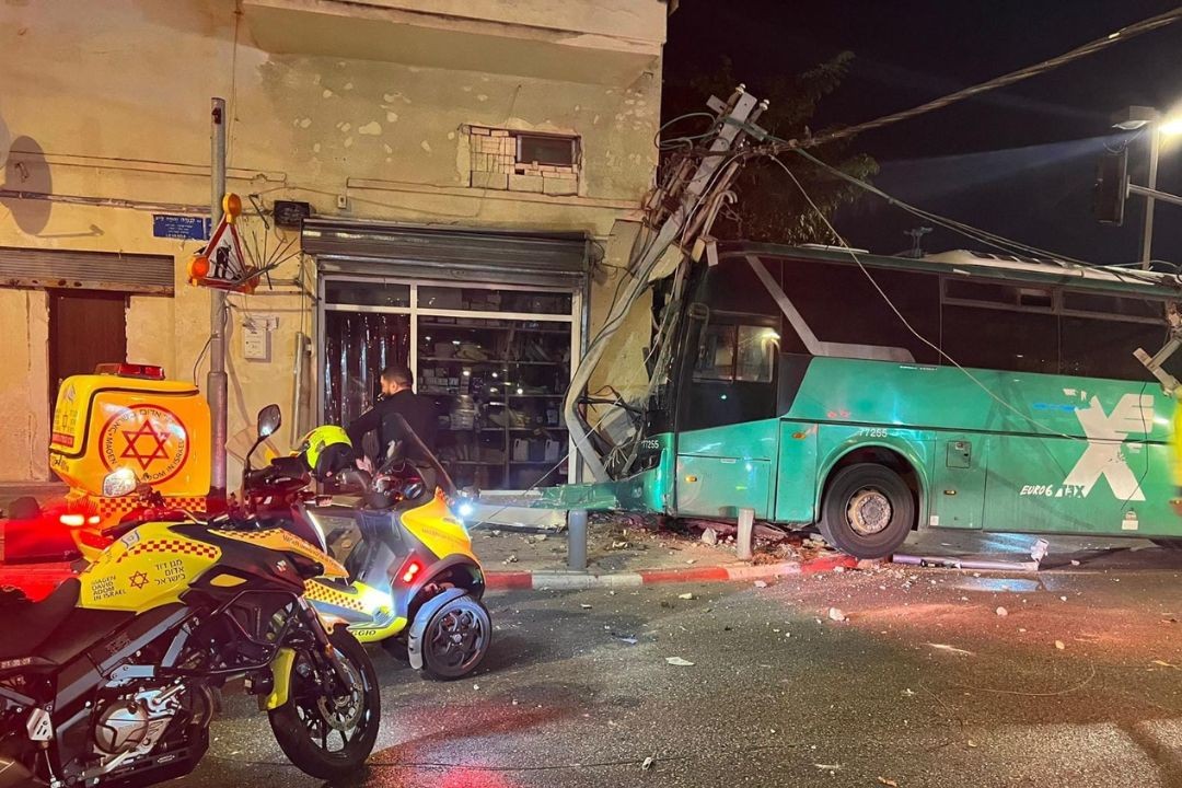 תאונה חריגה בת"א: אוטובוס אגד התנגש בעמוד חשמל ובבניין | תיעוד