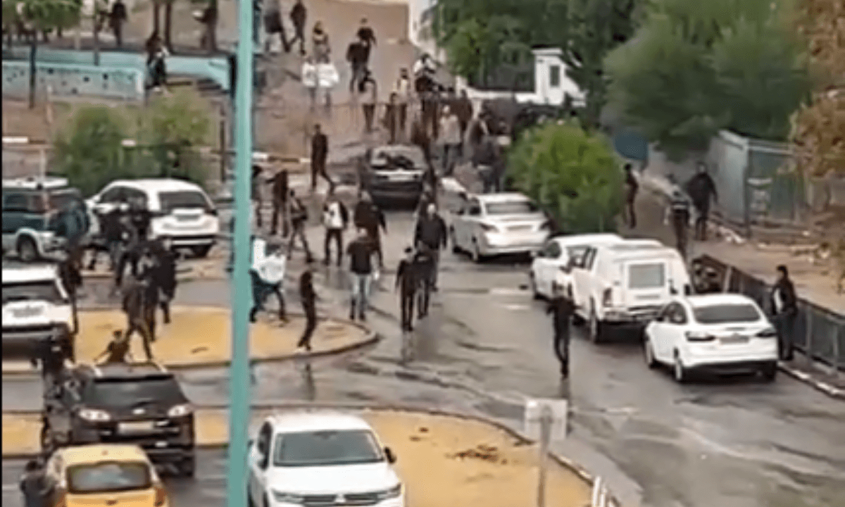 קטטה המונית פרצה בבית ספר ברהט: 5 נפצעו מדקירות ואבנים | תיעוד