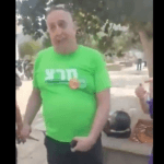 פעיל מפלגת מרצ הצמיד תפילין למבושיו בדוכן של חב"ד | תיעוד מקומם