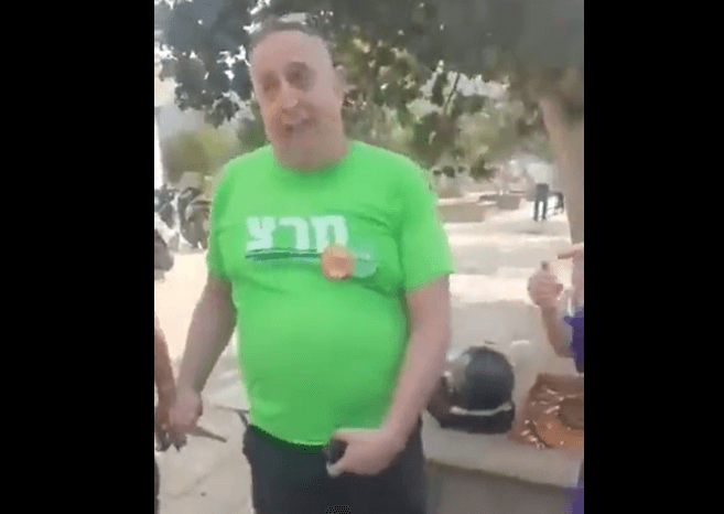 פעיל מפלגת מרצ הצמיד תפילין למבושיו בדוכן של חב"ד | תיעוד מקומם