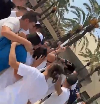 סערת התפילין בראשל"צ: עשרות תלמידים הגיעו לרחבת ביה"ס ורקדו בהתלהבות | צפו