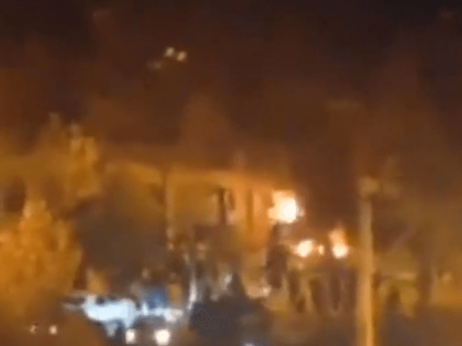 מחאת החיג'אב: המפגינים באיראן הציתו את ביתו של חומייני | תיעוד