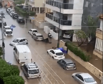 בעקבות שבר ענן כבד: רחובות ראשון לציון הוצפו במספר מוקדים | תיעוד