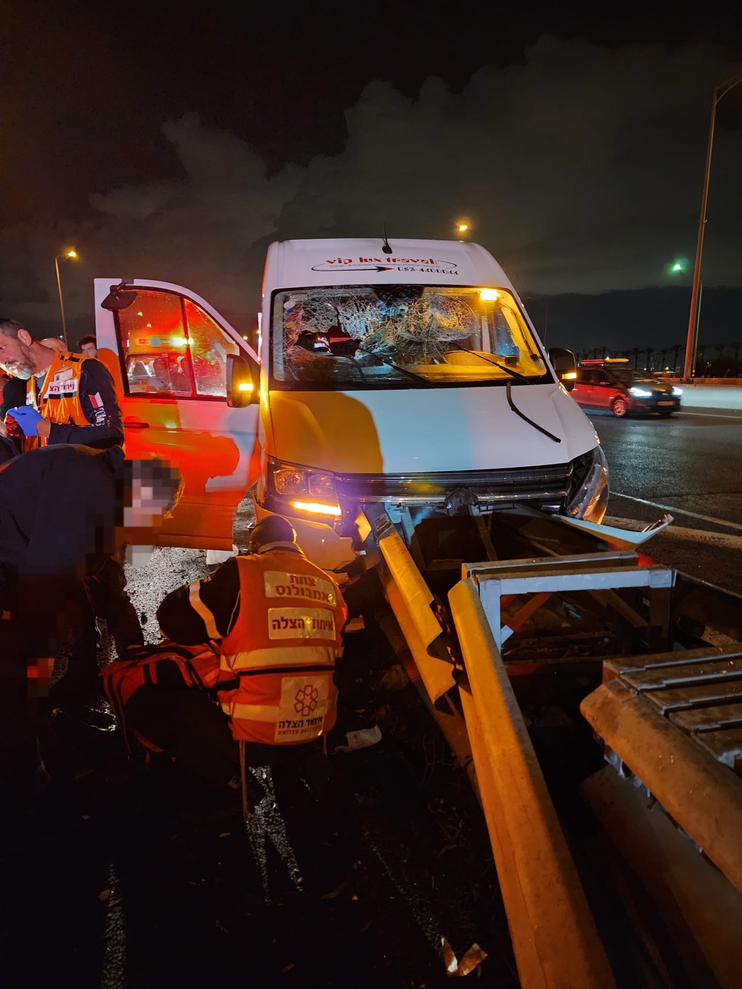 8 פצועות בינוני וקל בתאונת דרכים עצמית של מיניבוס בכביש 1