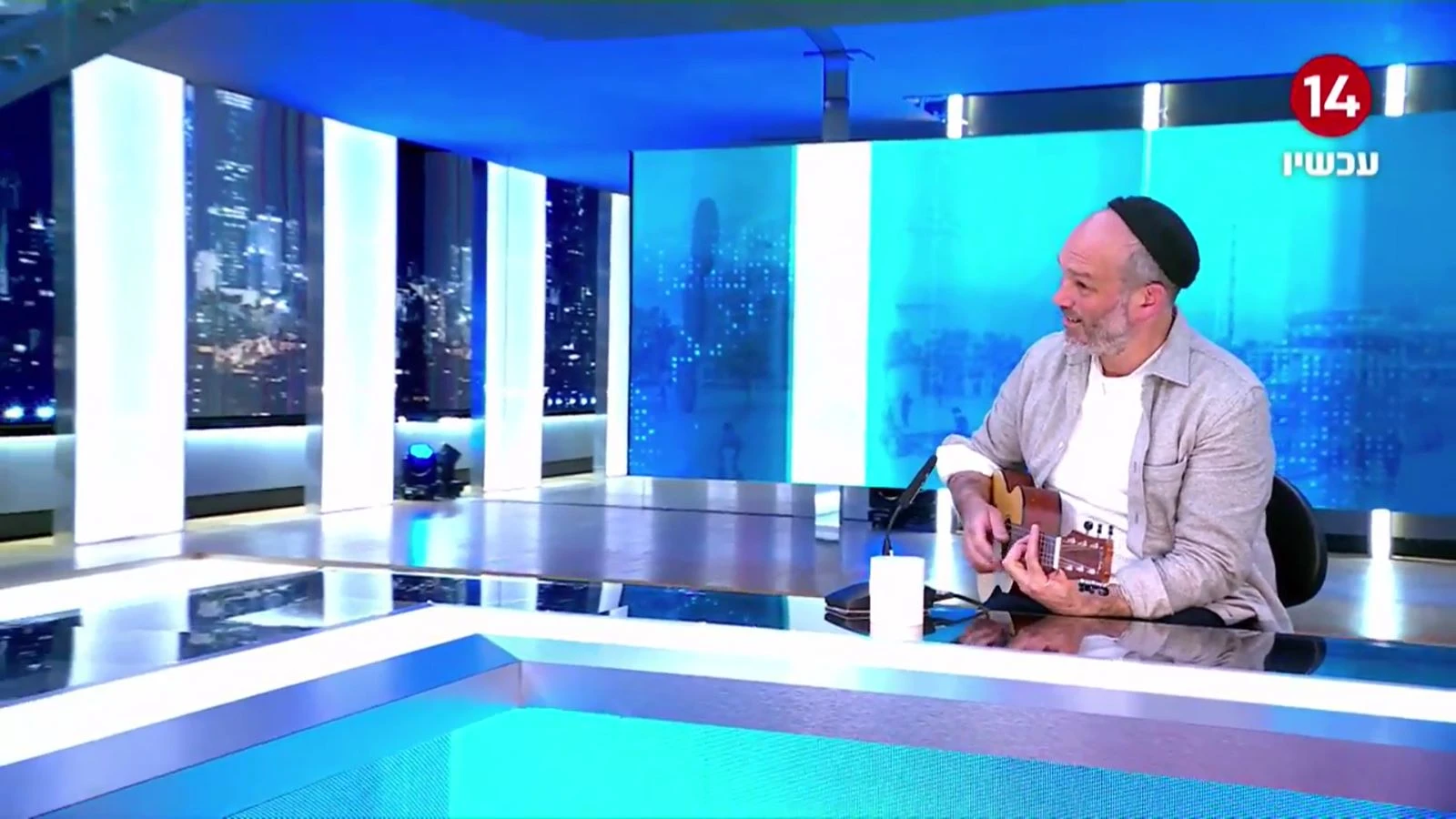 איך יונתן רזאל פתח את הריאיון שלו? עם גיטרה וניגון, איך לא