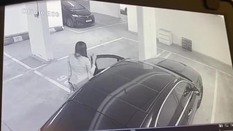מפחיד: אשת העסקים עברה שוד מזויין בעת שהחנתה את רכבה | תיעוד