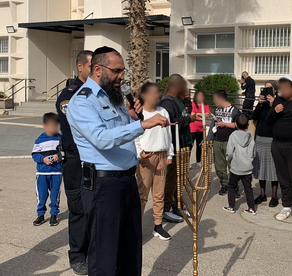 "הרווח הכי גדול הוא שלנו": שוטרים חגגו חנוכה עם ילדים מיוחדים