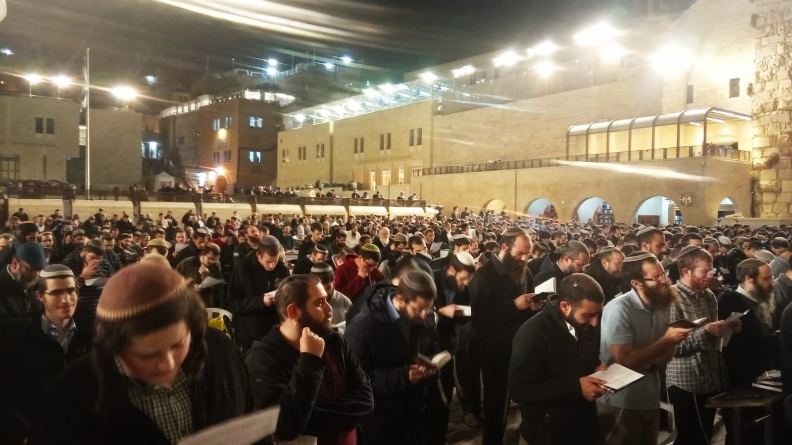מתפללים לרפואת הרב שטרנברג: רבים הגיעו הלילה לכותל המערבי
