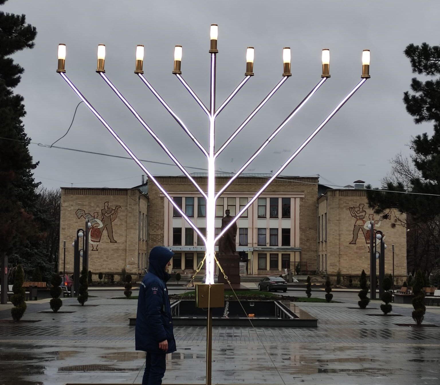 עם קריאות של צחוק ברקע: חנוכיה הושחתה באוקראינה, החשוד נעצר