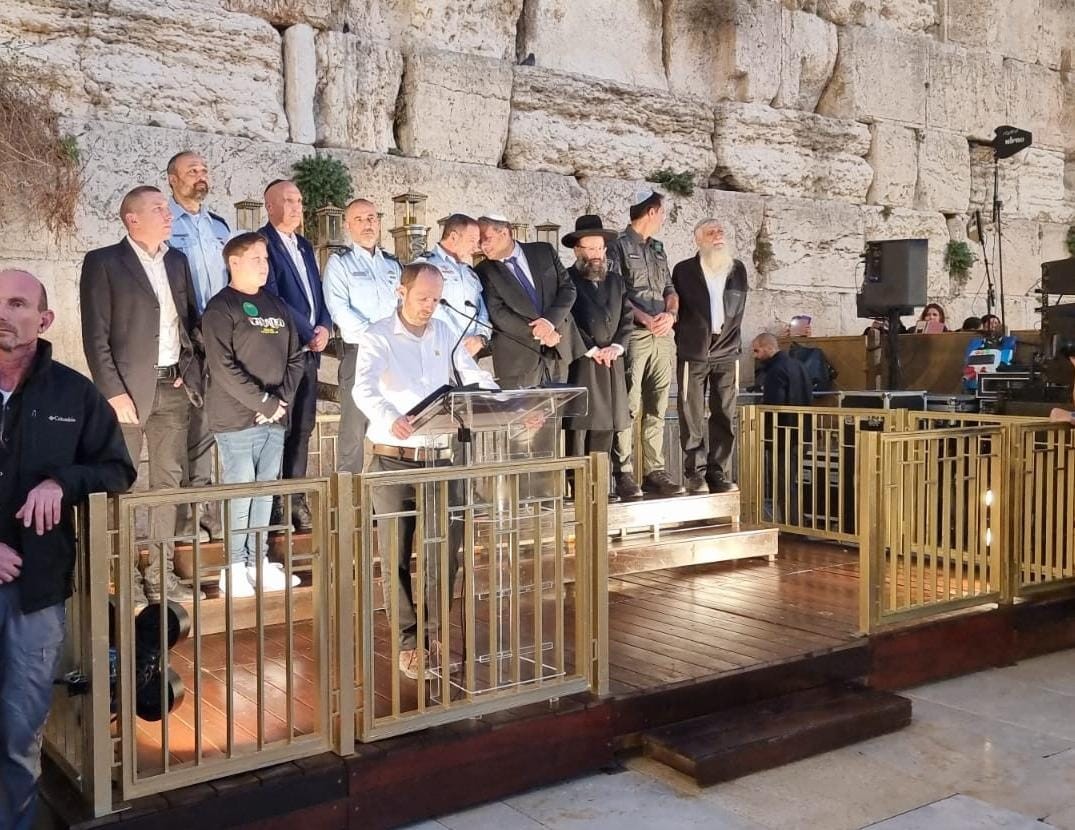 "נילחם למען האור": בן גביר ומפכ"ל המשטרה הדליקו נר חנוכה בכותל