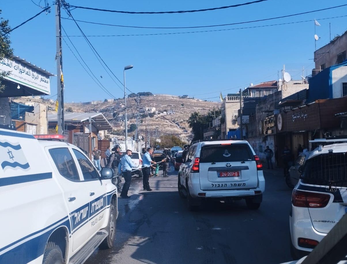 מזרח ירושלים: המשטרה הסירה דגלי טרור שנתלו על עמודי חשמל