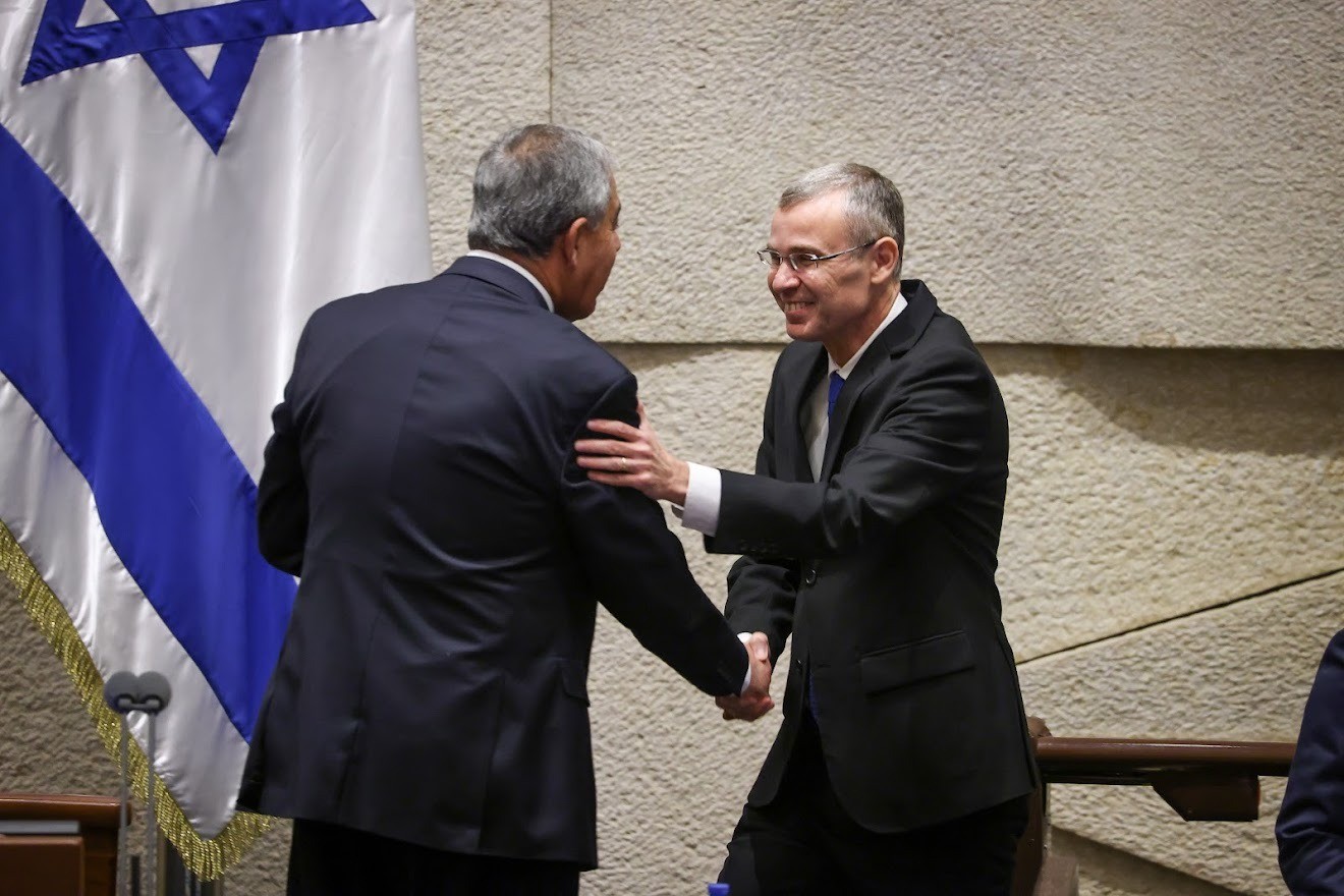 יריב לוין ומיקי לוי במעמד החילוף. צילום: דוברות הכנסת