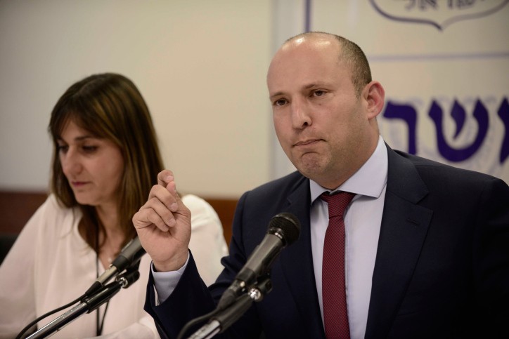 ייחלץ לעזרת מעוז? כשבנט הותקף ע"י מכונת הרעל משמאל בשל "הדתה" במערכת החינוך
