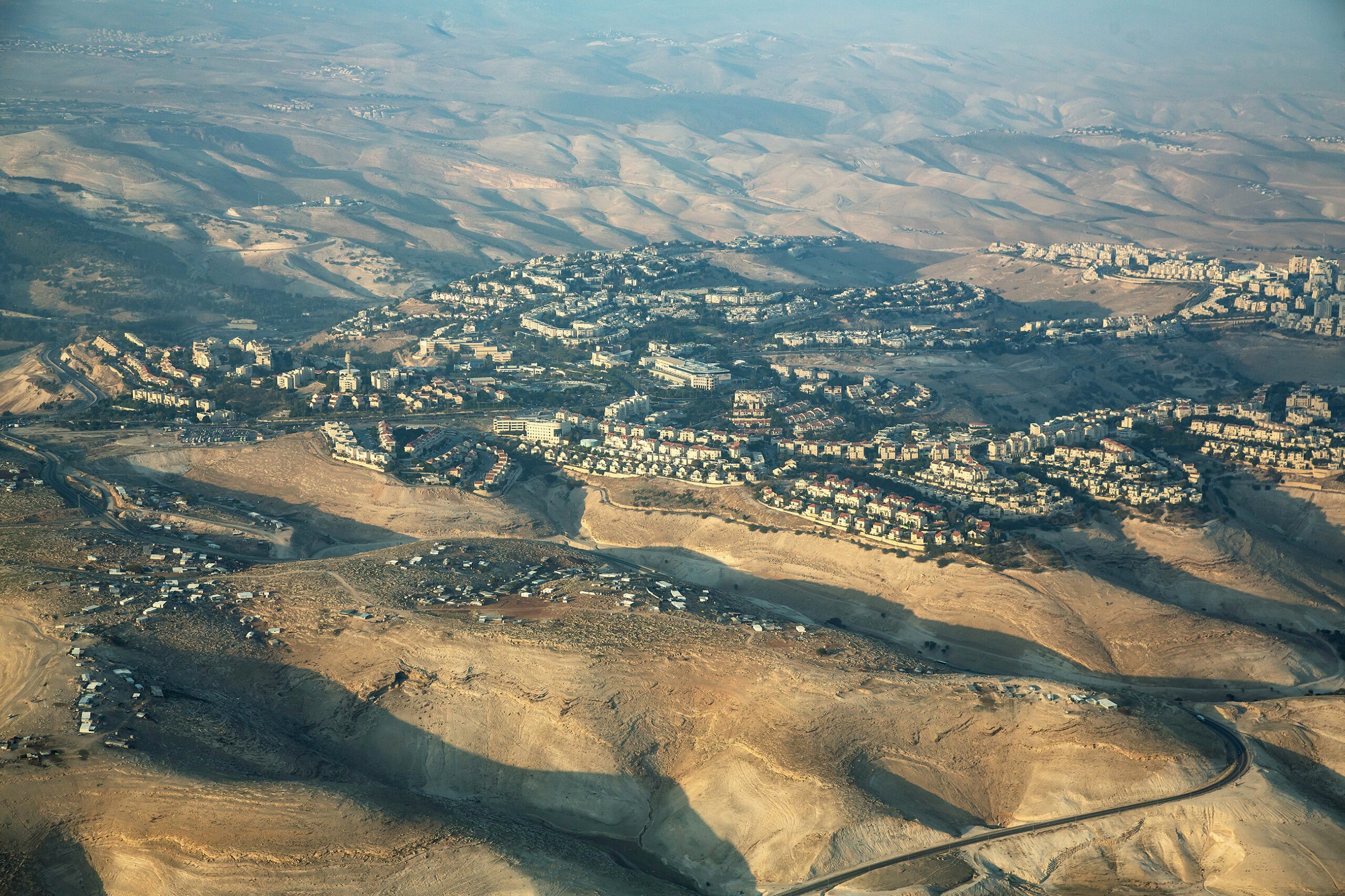 פצועים בהתהפכות אוטובוס באזור מעלה אדומים