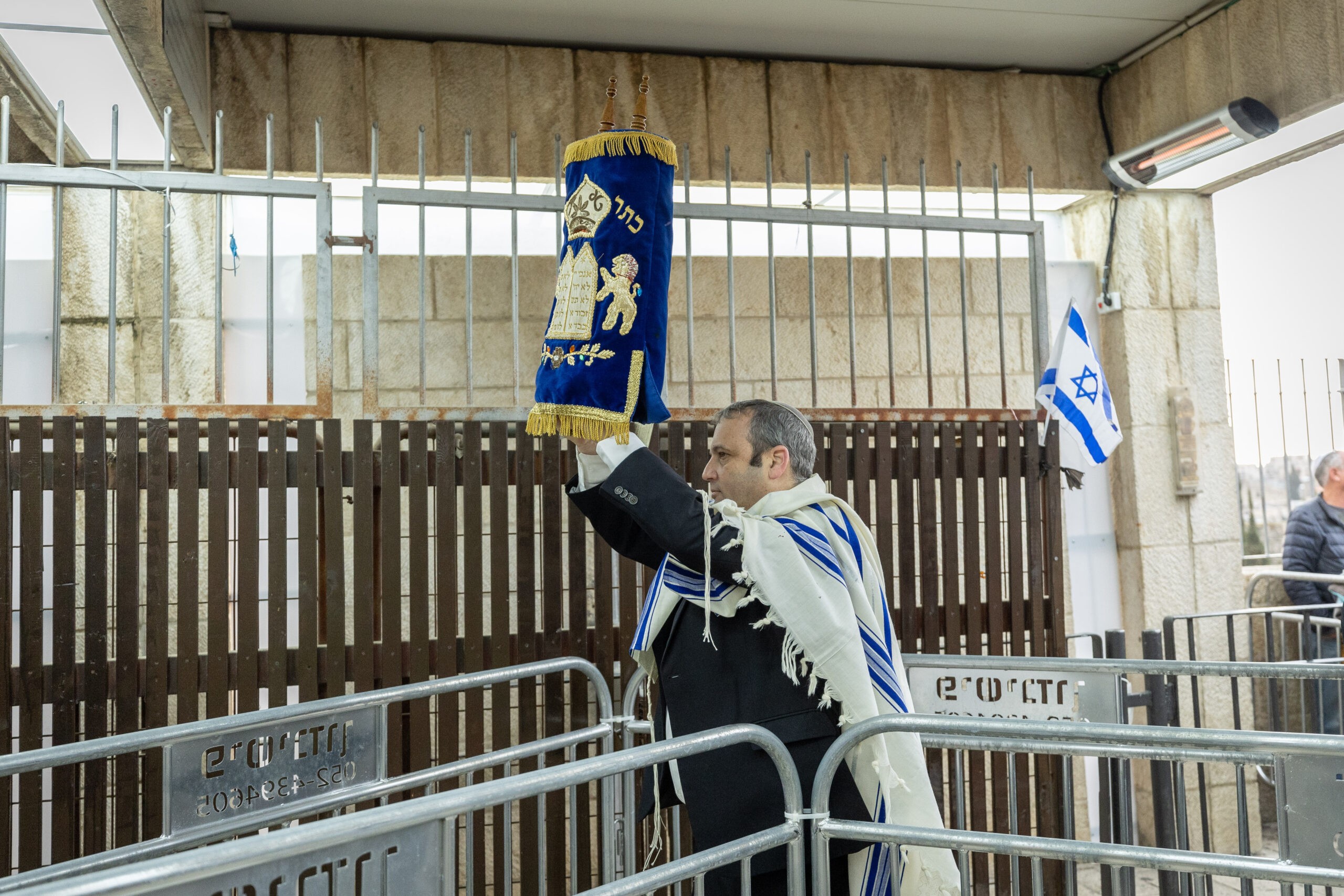ח"כ קריב מניף ספר תורה בכותל המערבי, בחודש מרץ השנה | צילום: יונתן זינדל/פלאש90
