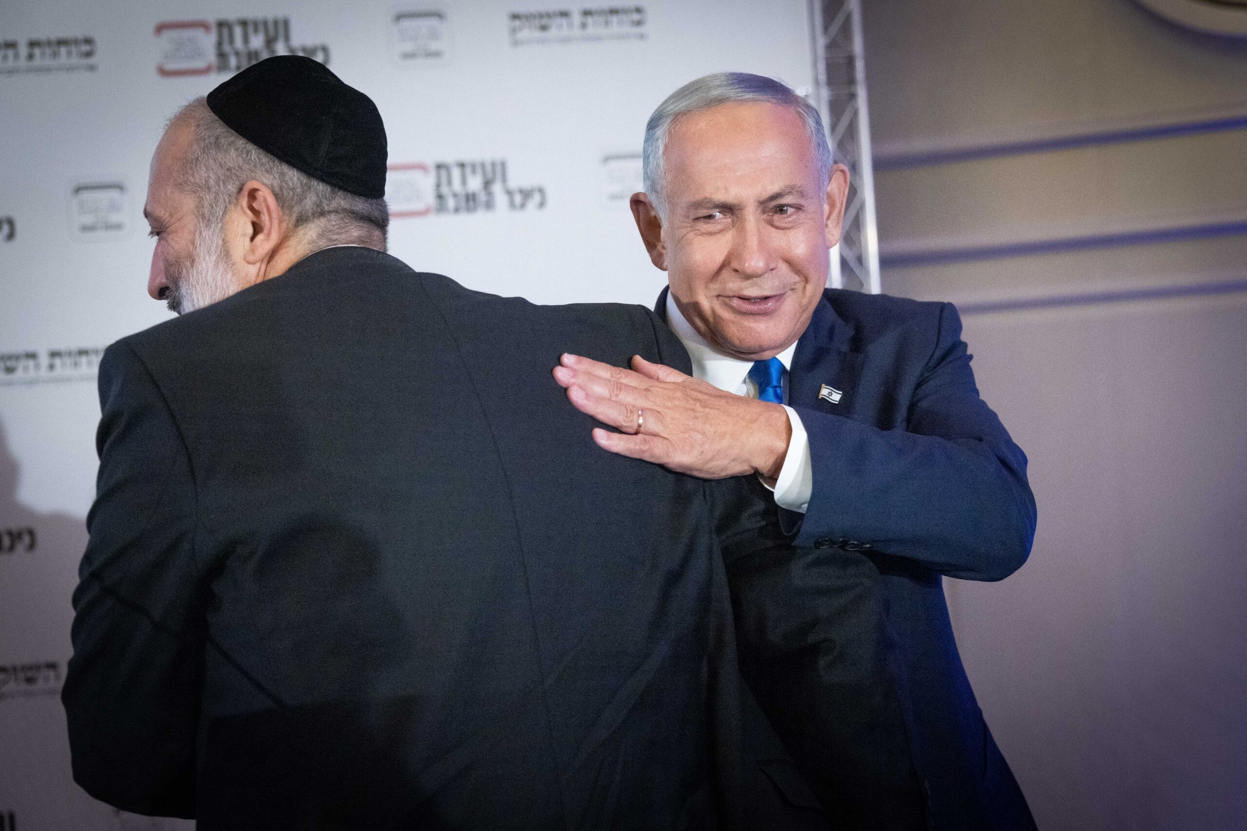 העם נתן לנציגיו מתנה, ואלו בתמורה - לקחו אותה והמאיסו את עצמם על בוחריהם