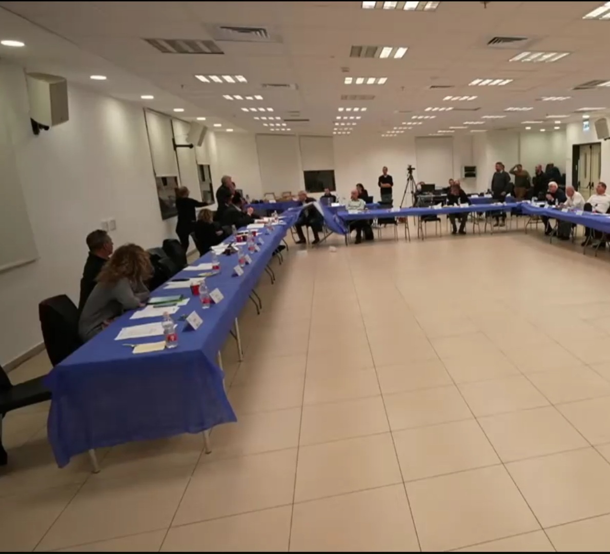 התקרית החריגה בישיבת מועצת העיר פ"ת: מה בדיוק קרה שם?