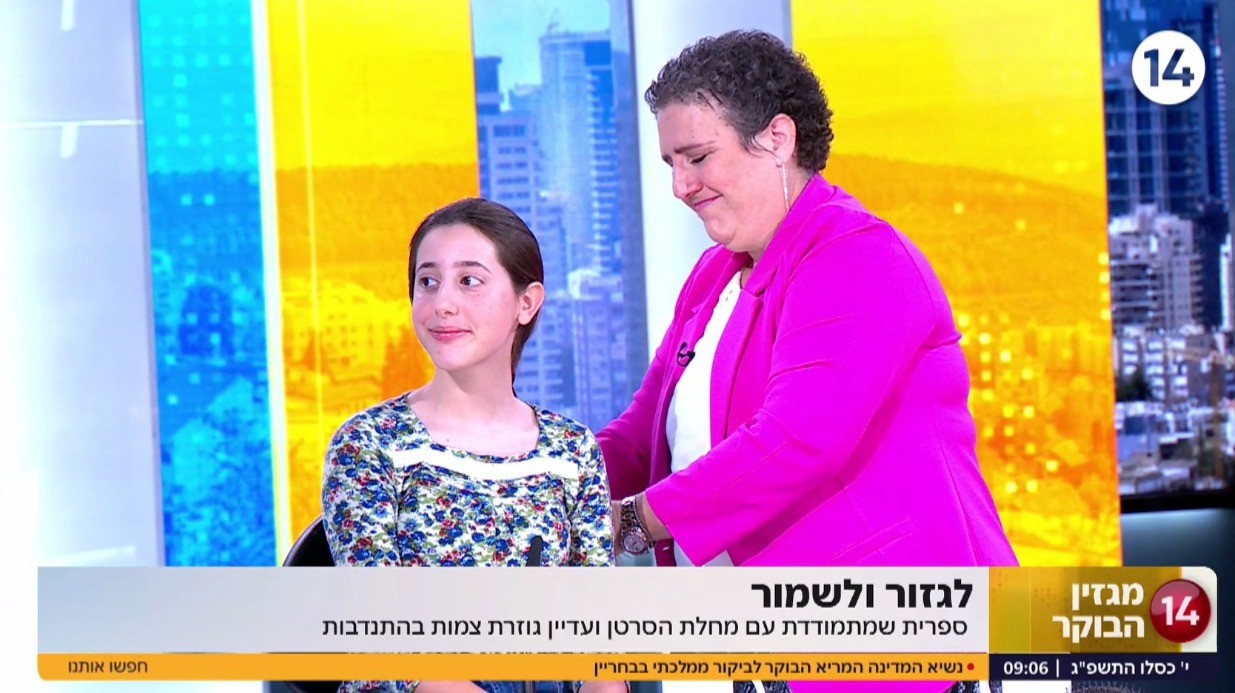 תרומה בשידור חי: הספרית שמתמודדת עם מחלת הסרטן ועדיין גוזרת צמות בהתנדבות