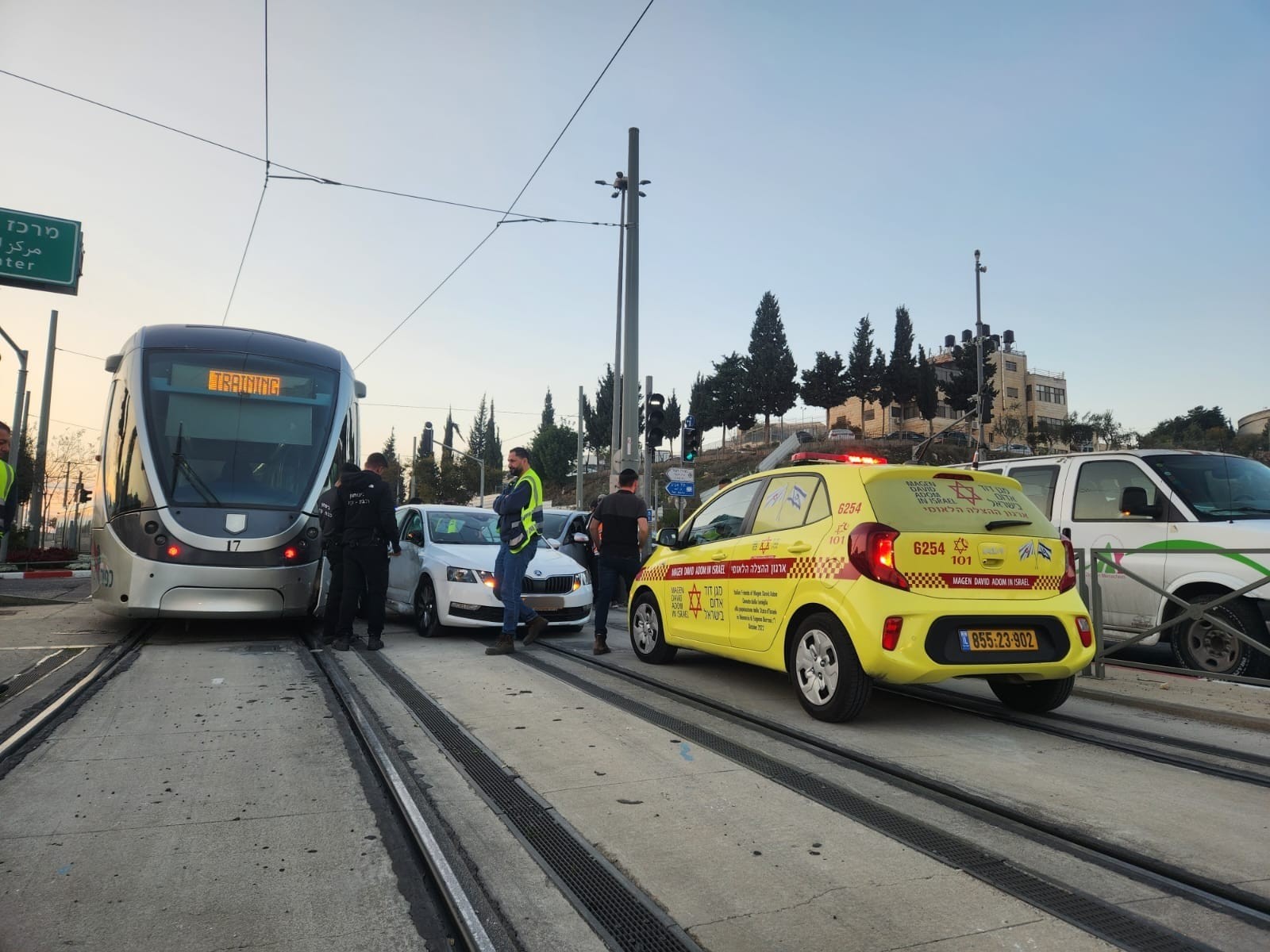 בן 19 נפצע בינוני לאחר שנפגע עם רכבו מהרכבת הקלה בירושלים