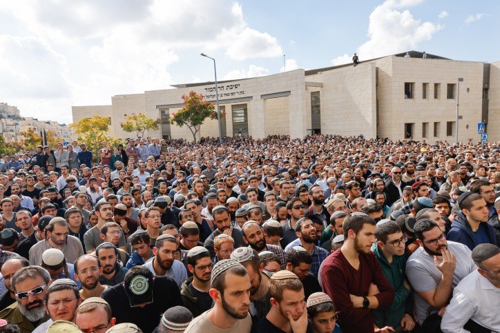 ראש ישיבת הר המור, הרב מרדכי שטרנברג זצ"ל, הובא למנוחות