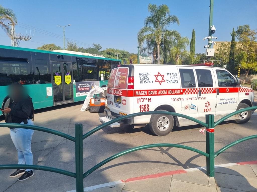 רוכב אופניים כבן 60 נהרג מפגיעת אוטובוס במזכרת בתיה