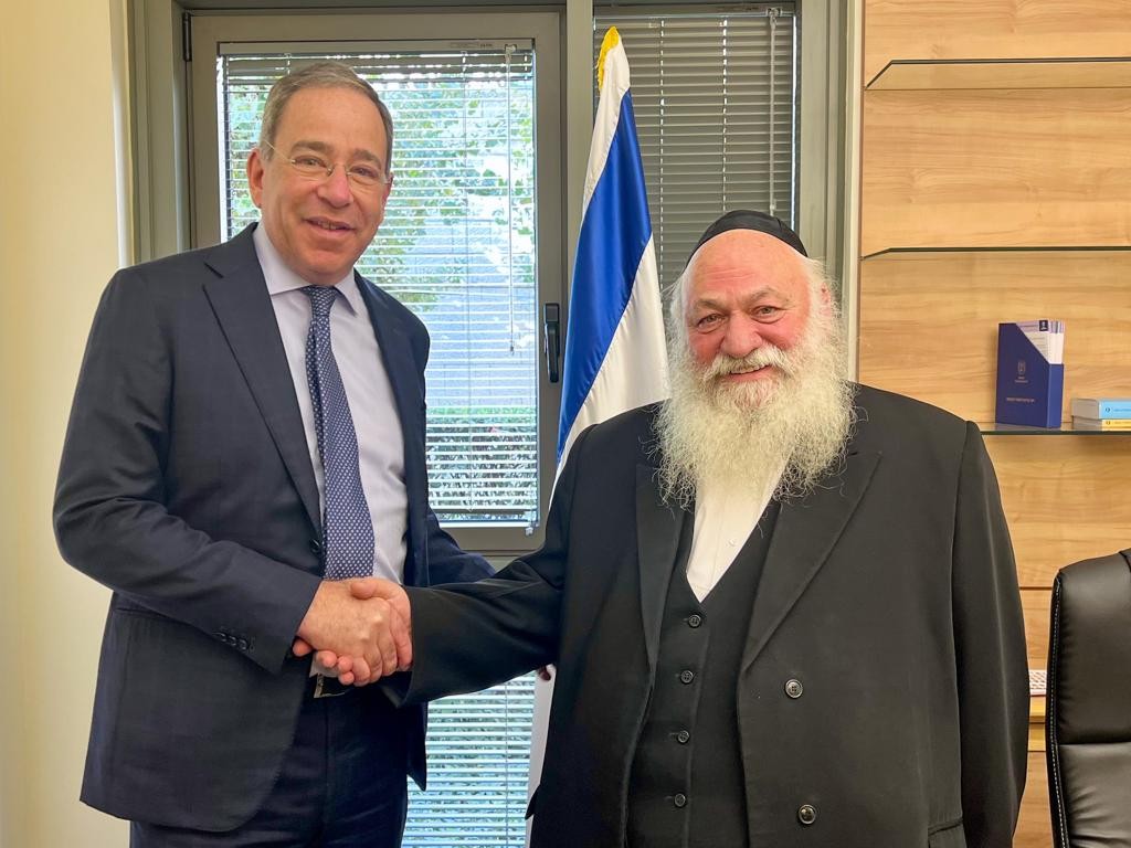 ענה בחיוב: ההזמנה המפתיעה של יו"ר יהדות התורה לשגריר ארה"ב