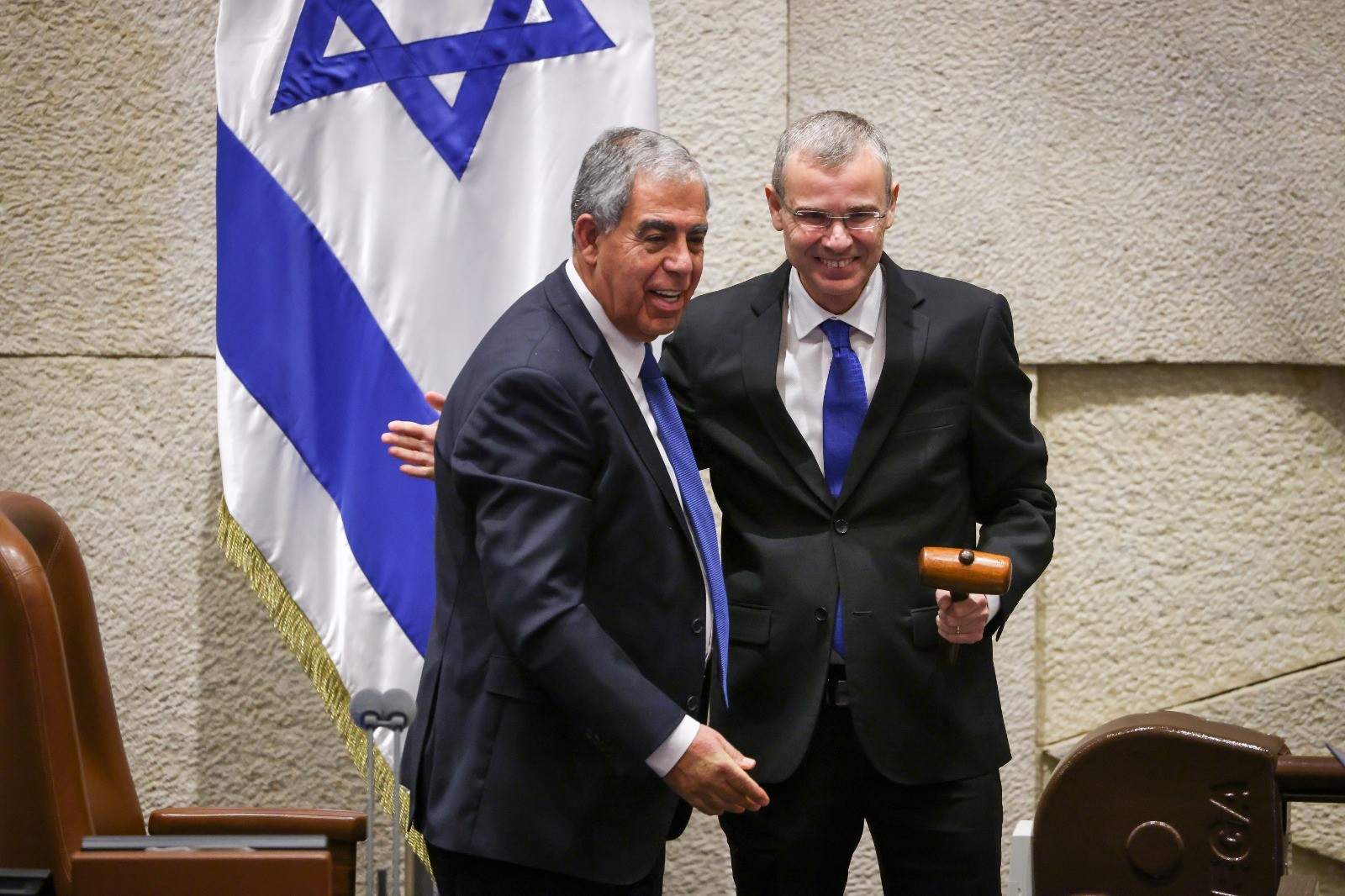 יריב לוין ומיקי לוי במעמד החילוף. צילום: דוברות הכנסת