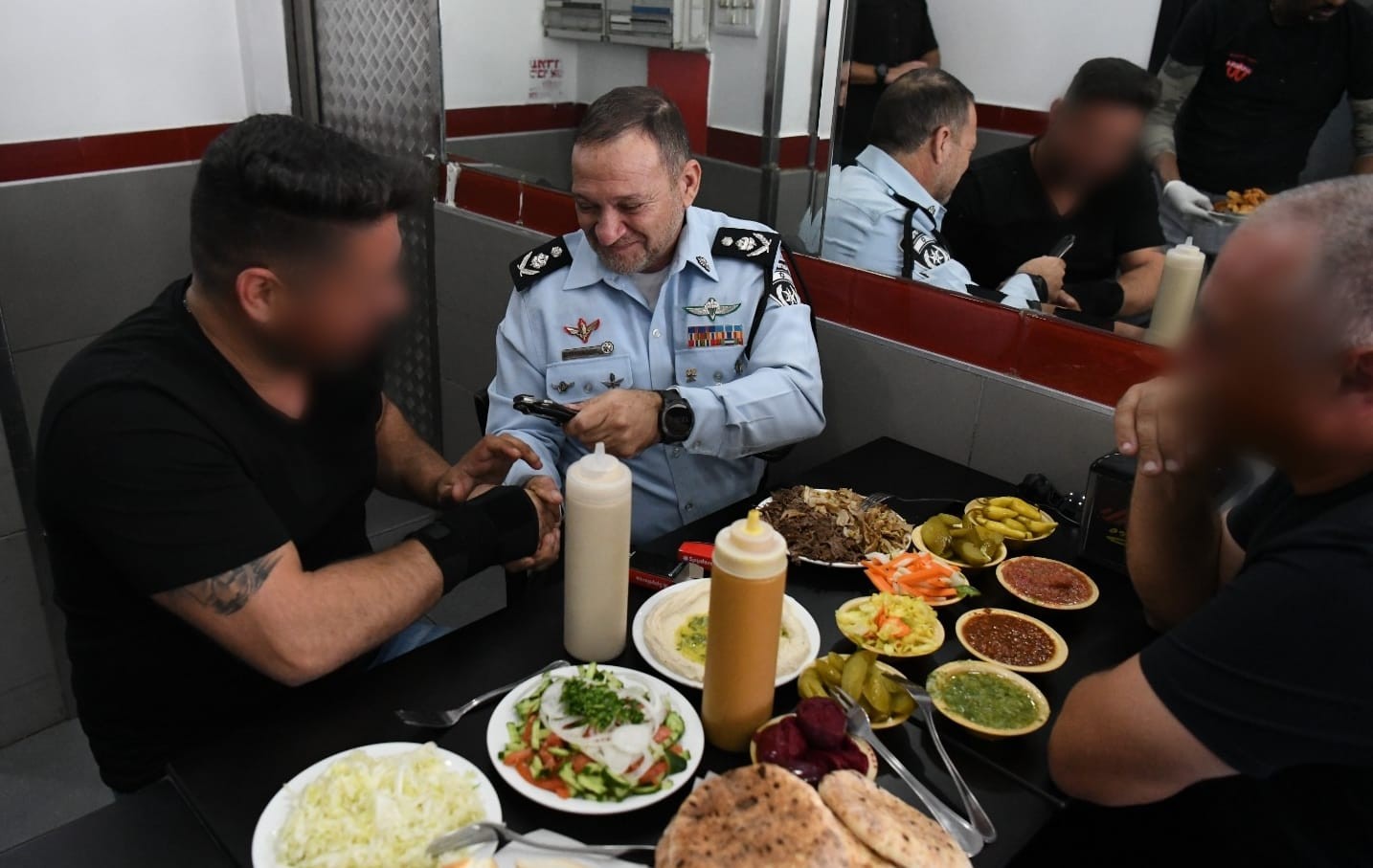 סגרו מעגל: המפכ"ל נפגש עם לוחמי הימ"ס שחיסלו את המחבלים בפיגוע בחדרה