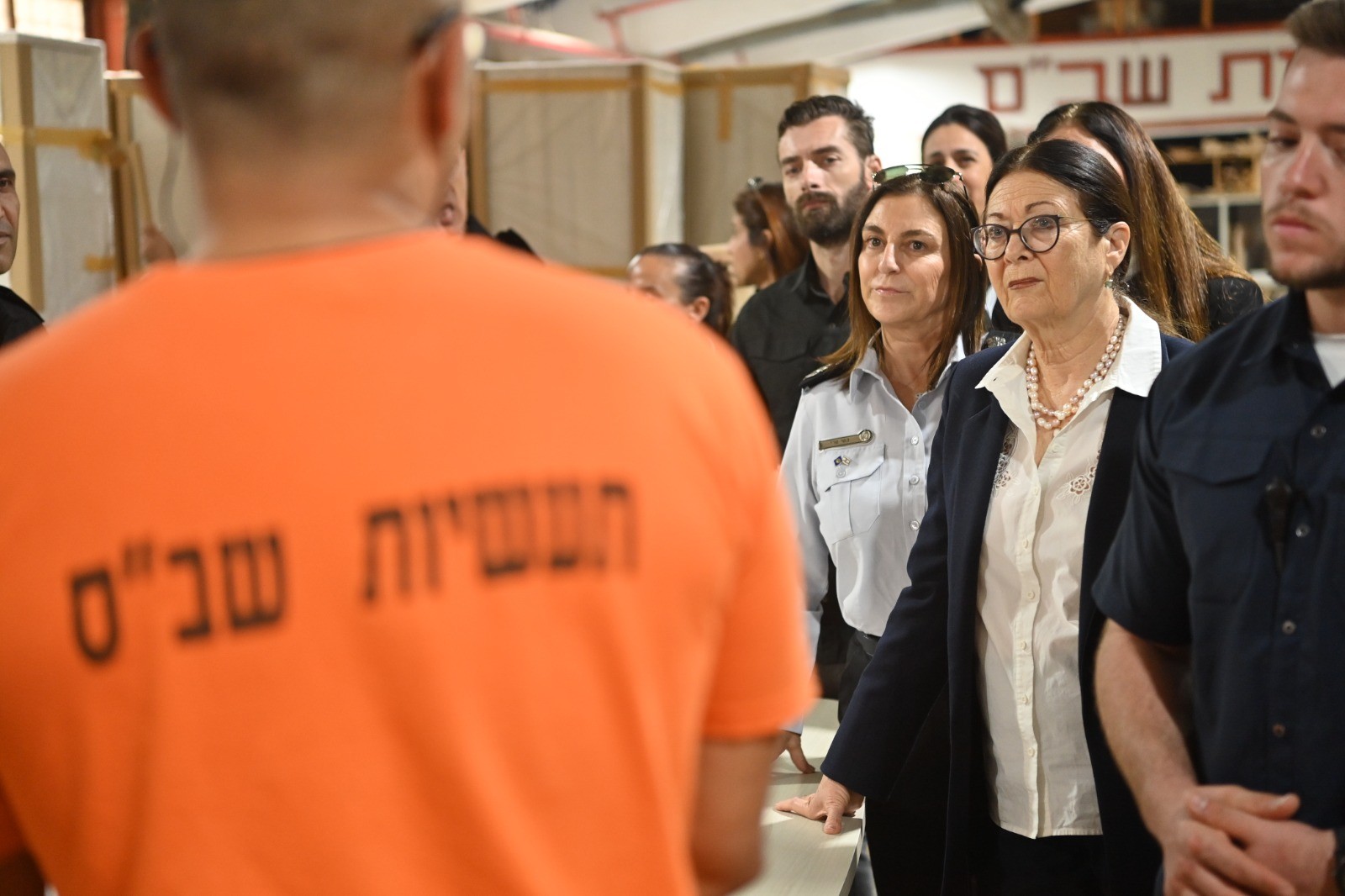 הנשיאה חיות עם אחד האסירים בכלא הדרים | צילום: דוברות שב"ס