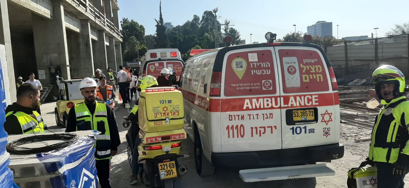 זירת הפציעה בפתח תקווה בה פועל נפל מגובה | צילום: תיעוד מבצעי מד"א