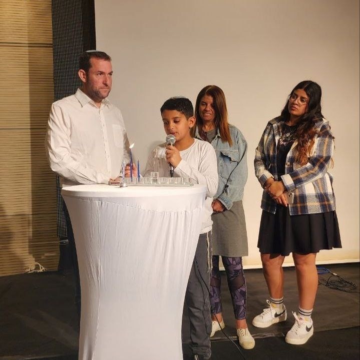נר ראשון בלי אבא: בנו בן ה-11 של תמיר אביחי הי"ד מדליק נרות חנוכה