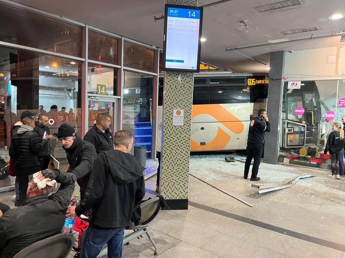 נהג אוטובוס איבד שליטה והתנגש בקיר זכוכית; אדם אחד נפצע מהרסיסים