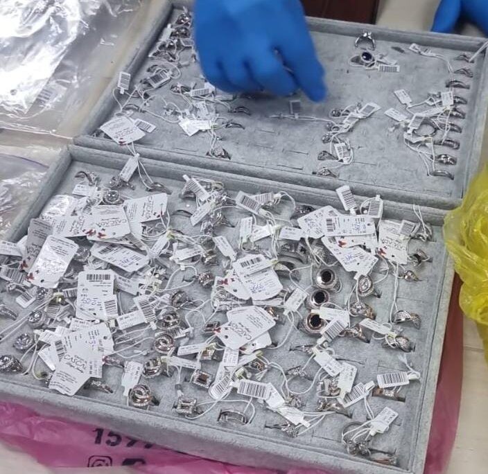 בשווי מאות אלפי ש"ח: נעצרה חולייה שפרצה לבתיהם של סוחרי תכשיטים
