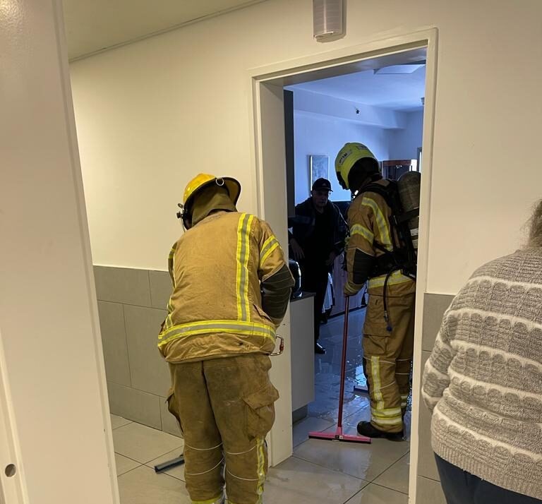 לא רק כבאים: לוחמי האש ניקו דירת קשישה שעלתה באש