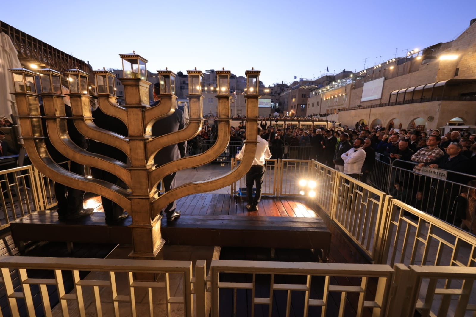 הדלקת נר ראשון. קרדיט: הקרן למורשת הכותל המערבי