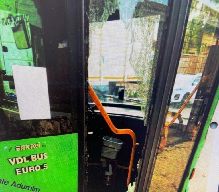 האלימות בכבישים: ערבי תקף ואיים על נהג אוטובוס במבשרת ציון | תיעוד