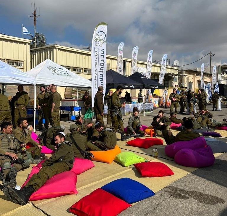 שובר גלים? שוברים שגרה: חיילי צה"ל באיו"ש נהנו מהפנינג ענקי בחנוכה