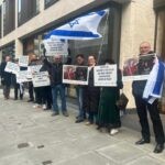 לא רק בארץ: מחאה מול מטה נטפליקס בלונדון נגד הסרט "פארחה"